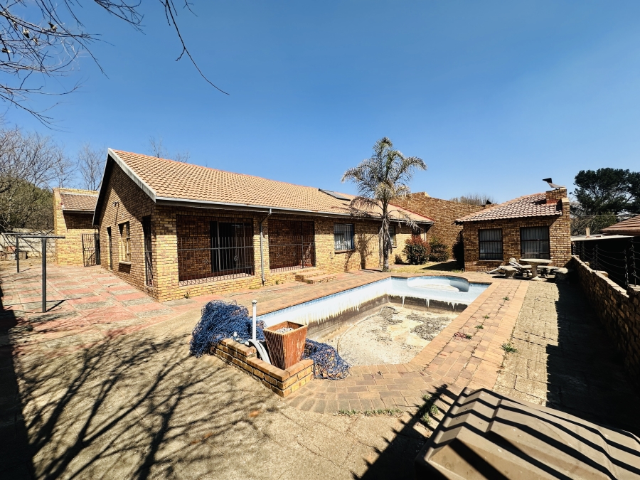 6 Bedroom Property for Sale in Gosforth Park Gauteng