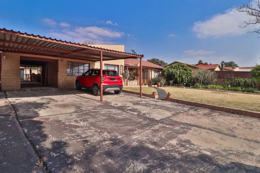 4 Bedroom Property for Sale in Birchleigh North Gauteng