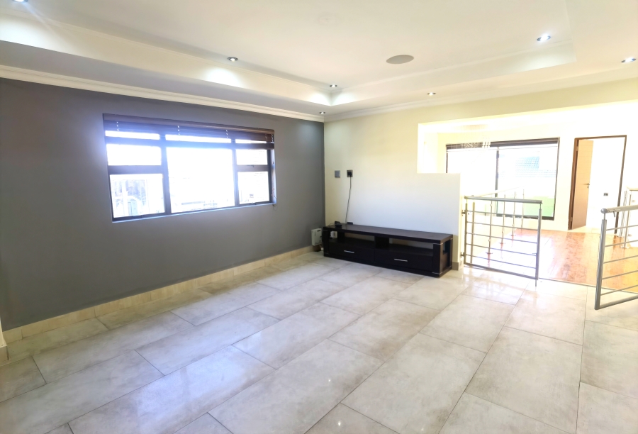 5 Bedroom Property for Sale in Blue Valley Golf Estate Gauteng