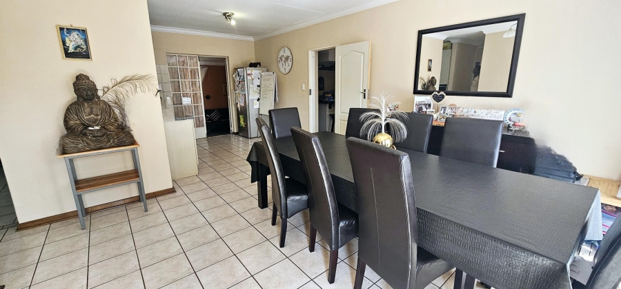 4 Bedroom Property for Sale in Die Hoewes Gauteng