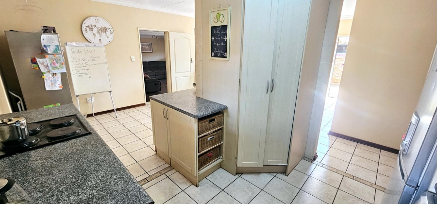 4 Bedroom Property for Sale in Die Hoewes Gauteng