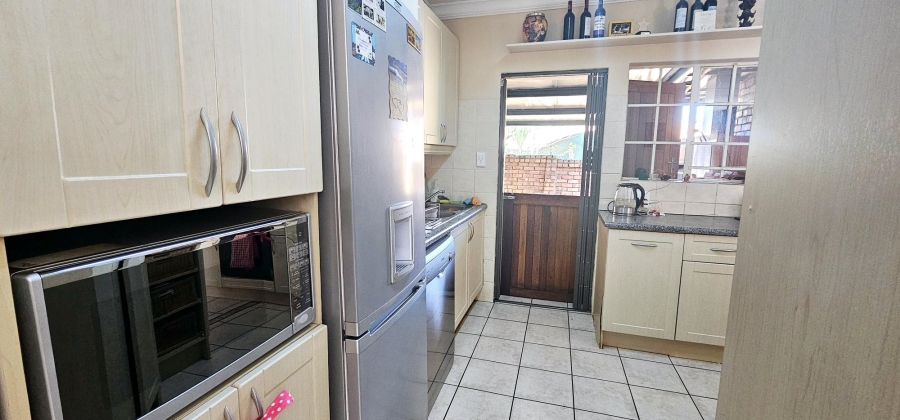 4 Bedroom Property for Sale in Die Hoewes Gauteng