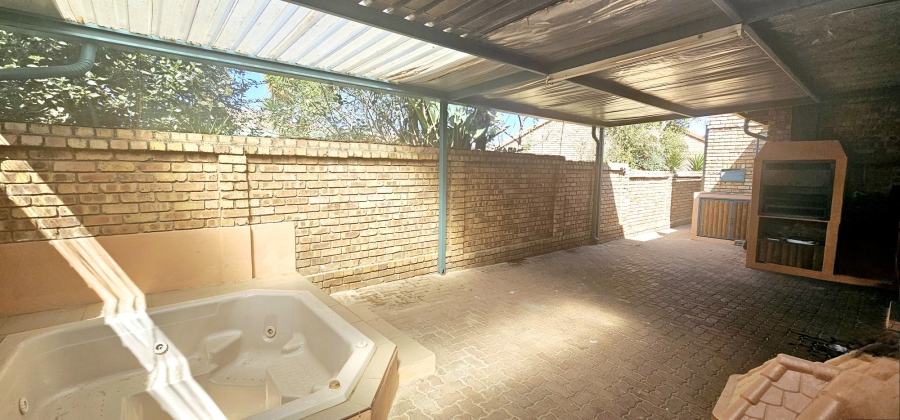 4 Bedroom Property for Sale in Die Hoewes Gauteng