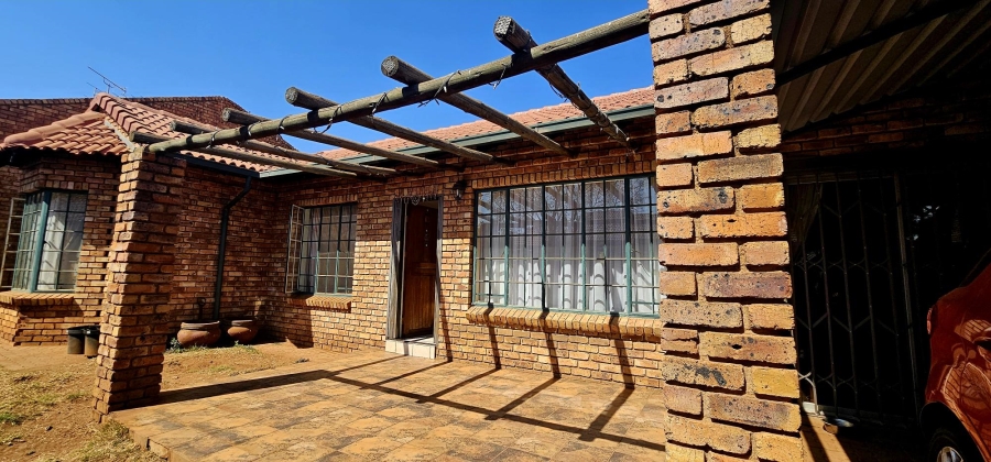 4 Bedroom Property for Sale in Die Hoewes Gauteng