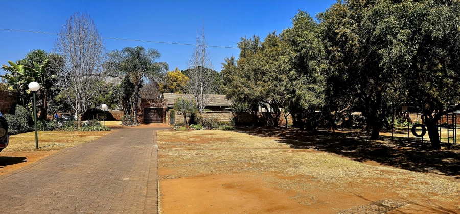 4 Bedroom Property for Sale in Die Hoewes Gauteng