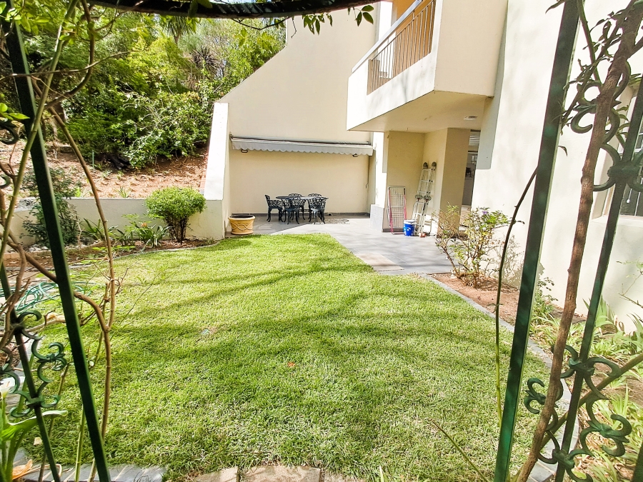 To Let 2 Bedroom Property for Rent in Sandhurst Gauteng