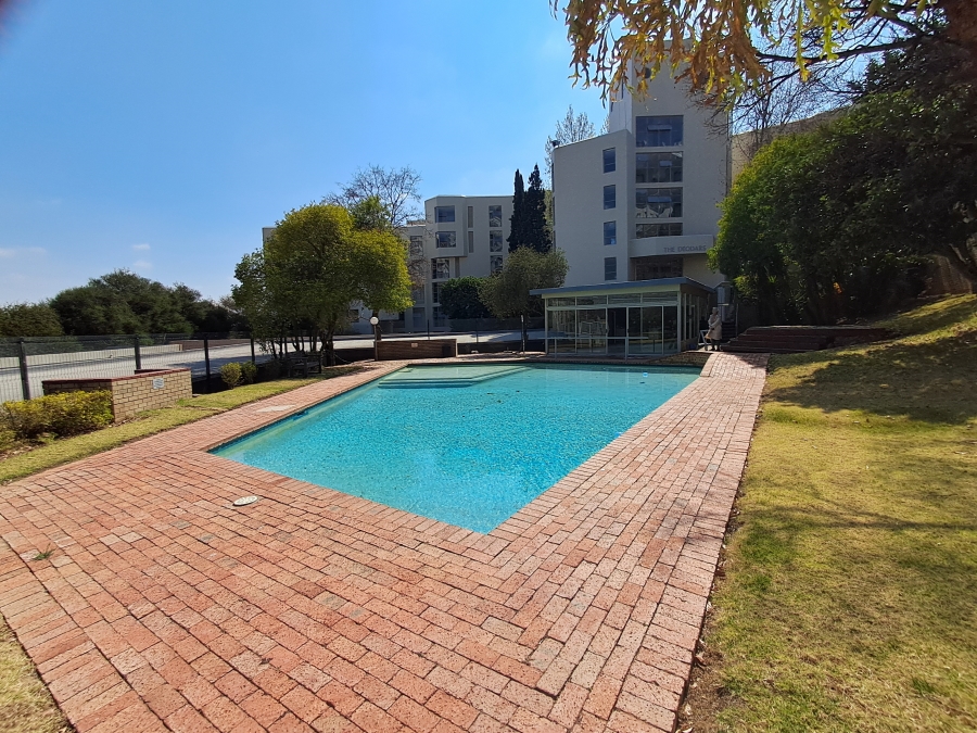 To Let 2 Bedroom Property for Rent in Sandhurst Gauteng