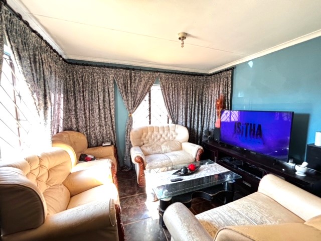 5 Bedroom Property for Sale in Dawn Park Gauteng