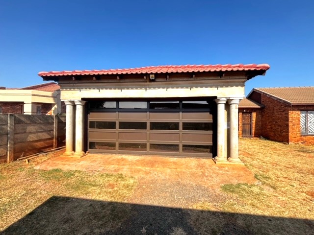 5 Bedroom Property for Sale in Dawn Park Gauteng