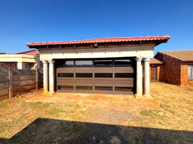 5 Bedroom Property for Sale in Dawn Park Gauteng