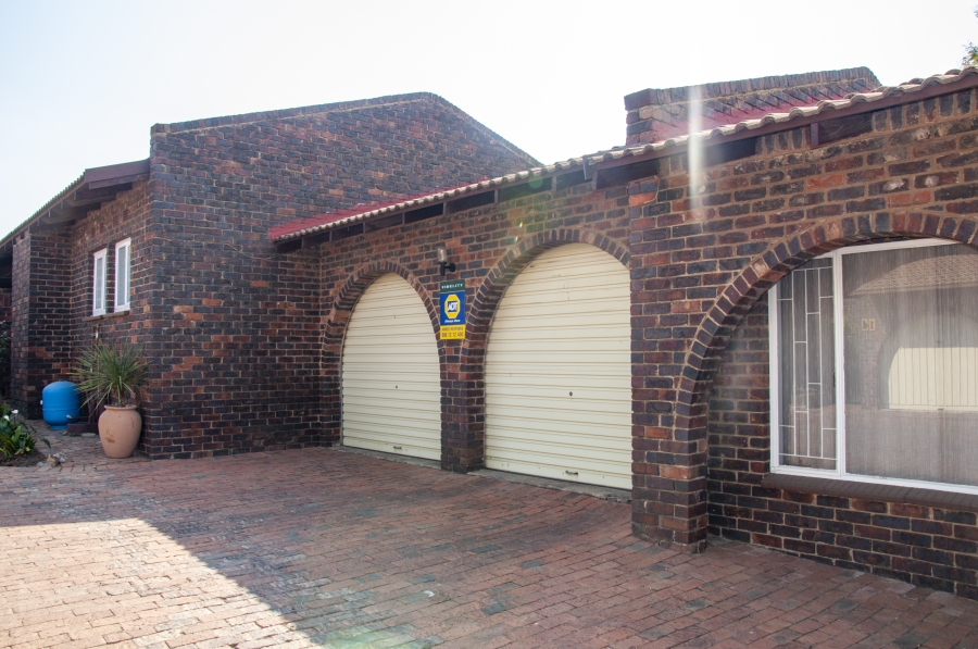 3 Bedroom Property for Sale in Buccleuch Gauteng