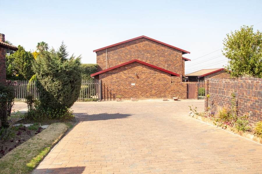 3 Bedroom Property for Sale in Buccleuch Gauteng