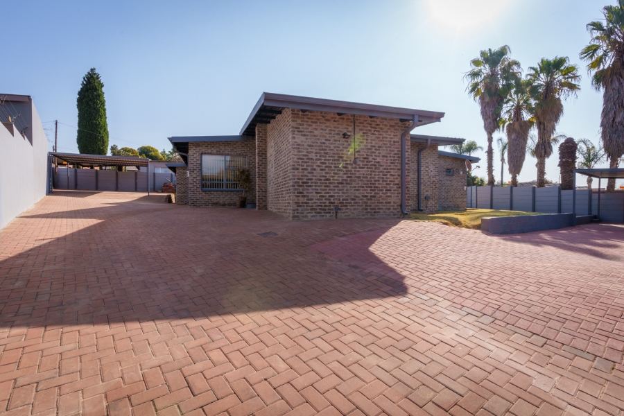 4 Bedroom Property for Sale in Garsfontein Gauteng