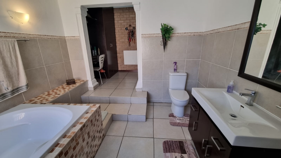 9 Bedroom Property for Sale in Glen Austin Gauteng