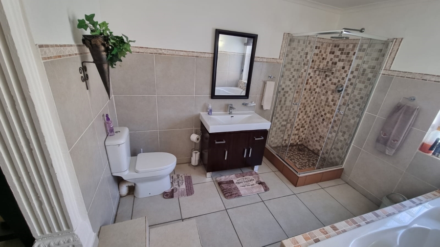 9 Bedroom Property for Sale in Glen Austin Gauteng