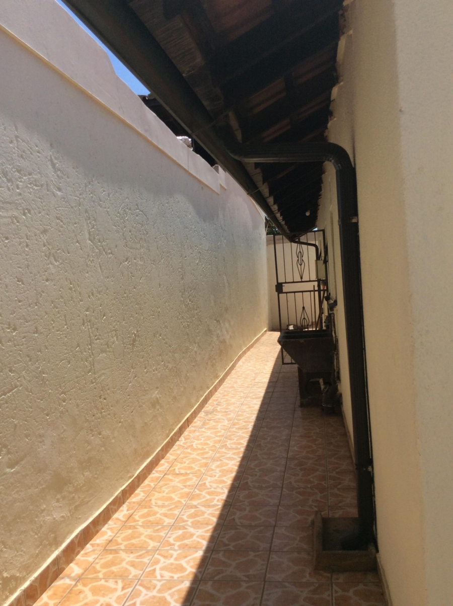4 Bedroom Property for Sale in Protea Glen Gauteng