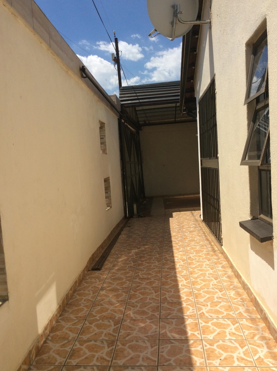 4 Bedroom Property for Sale in Protea Glen Gauteng