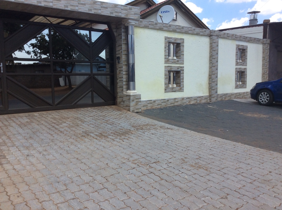 4 Bedroom Property for Sale in Protea Glen Gauteng