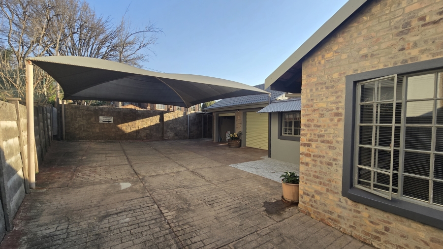 5 Bedroom Property for Sale in Garsfontein Gauteng