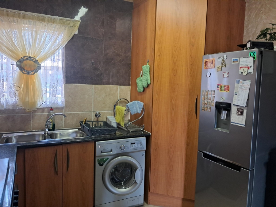 2 Bedroom Property for Sale in Sonneveld Gauteng