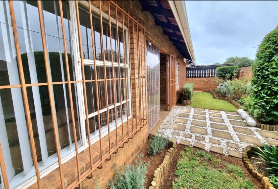 2 Bedroom Property for Sale in Strubenvale Gauteng