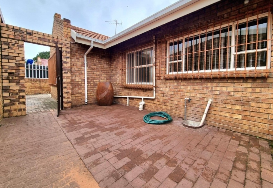 2 Bedroom Property for Sale in Strubenvale Gauteng