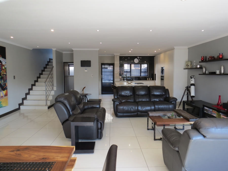 4 Bedroom Property for Sale in Greenstone Hill Gauteng