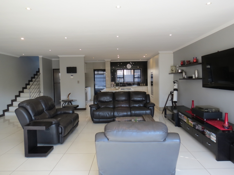 4 Bedroom Property for Sale in Greenstone Hill Gauteng