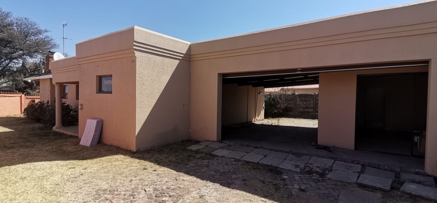 3 Bedroom Property for Sale in Crown Gardens Gauteng