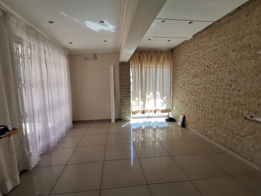 3 Bedroom Property for Sale in Crown Gardens Gauteng