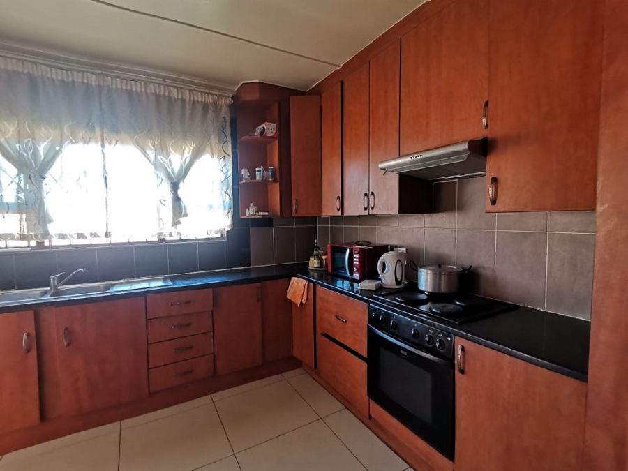 3 Bedroom Property for Sale in Crown Gardens Gauteng