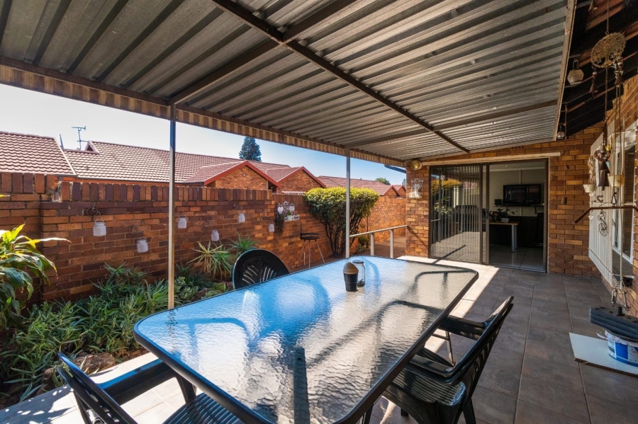 2 Bedroom Property for Sale in Birchleigh North Gauteng