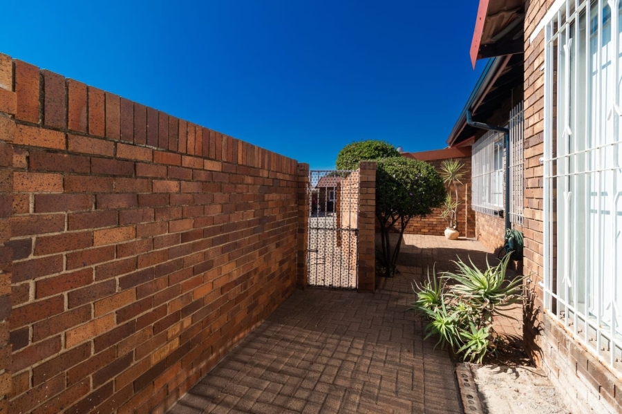 2 Bedroom Property for Sale in Birchleigh North Gauteng