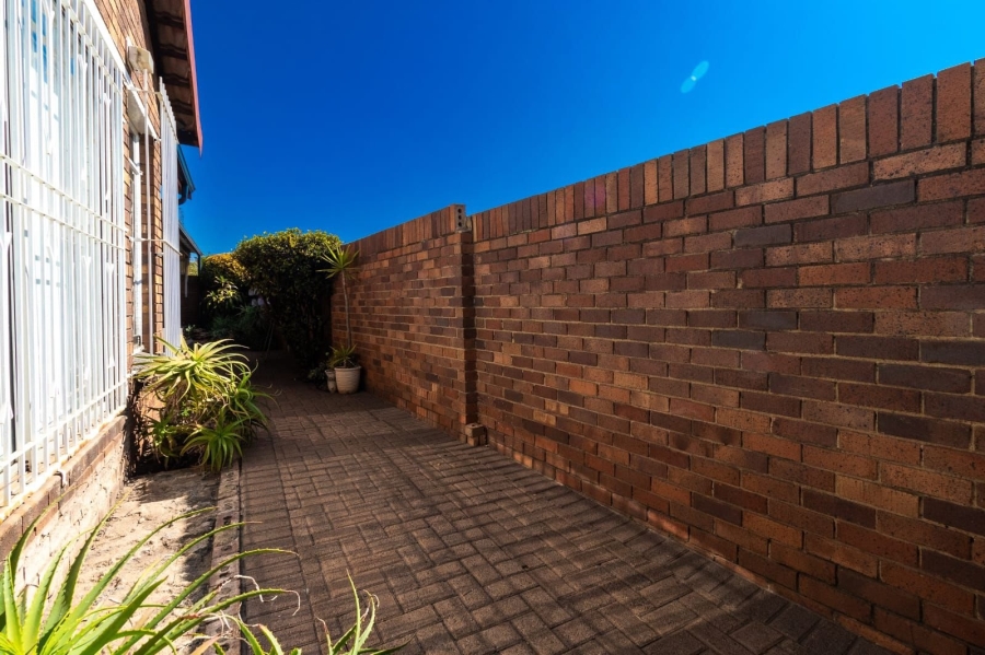 2 Bedroom Property for Sale in Birchleigh North Gauteng