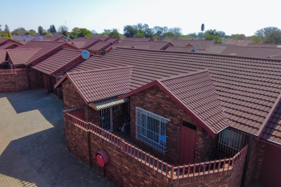 2 Bedroom Property for Sale in Birchleigh North Gauteng