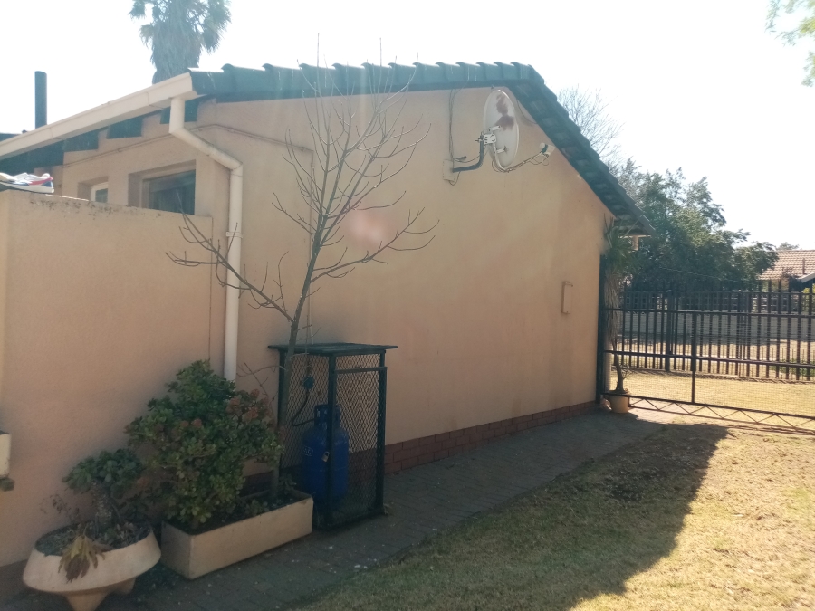 To Let 2 Bedroom Property for Rent in Leachville Gauteng