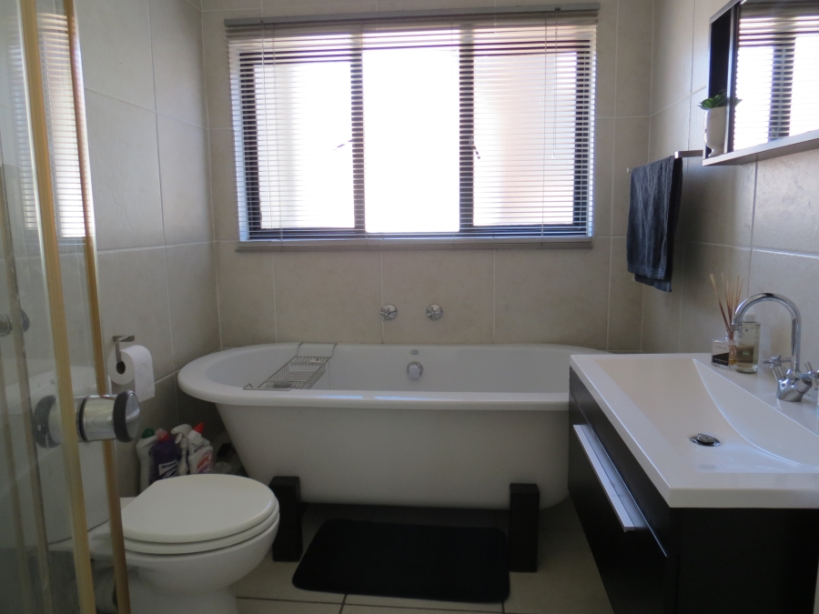 2 Bedroom Property for Sale in Greenstone Hill Gauteng