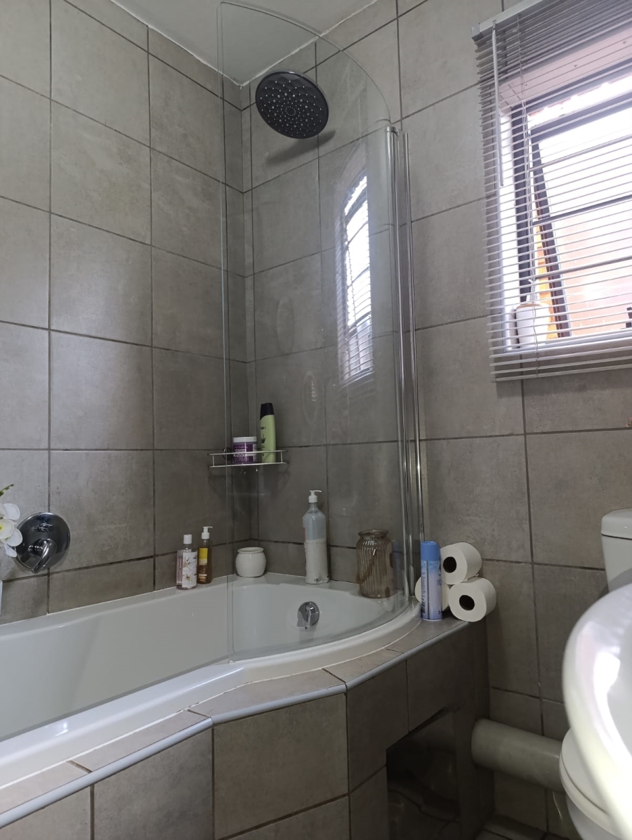 To Let 2 Bedroom Property for Rent in La Montagne Gauteng