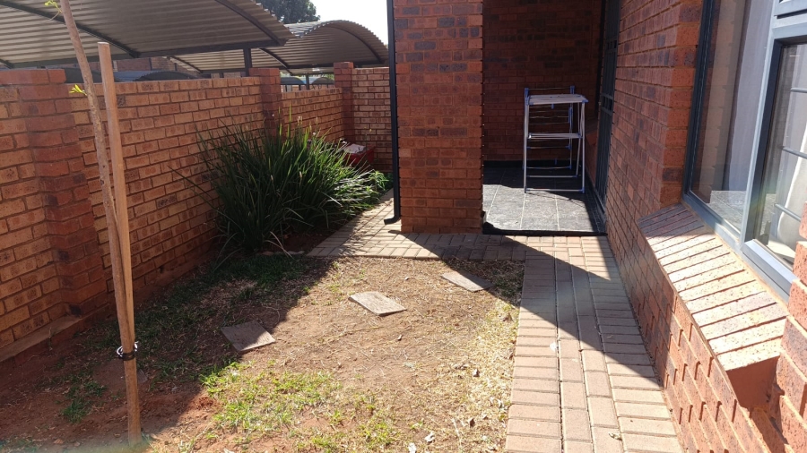 To Let 2 Bedroom Property for Rent in La Montagne Gauteng