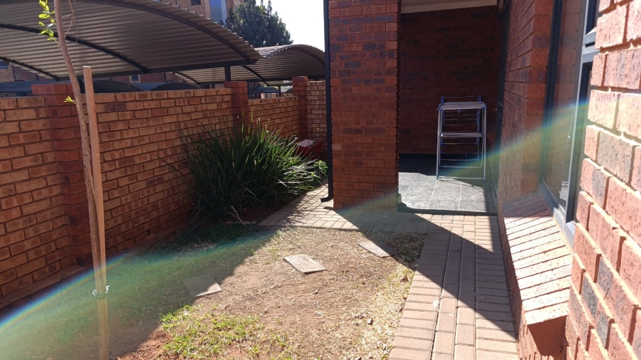 To Let 2 Bedroom Property for Rent in La Montagne Gauteng