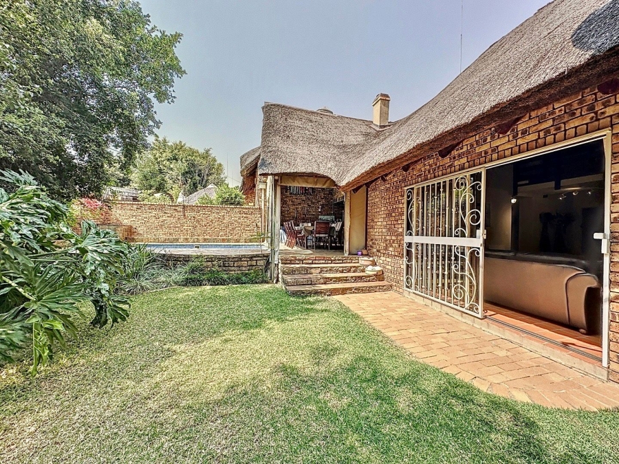 5 Bedroom Property for Sale in Faerie Glen Gauteng