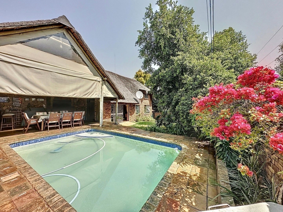 5 Bedroom Property for Sale in Faerie Glen Gauteng