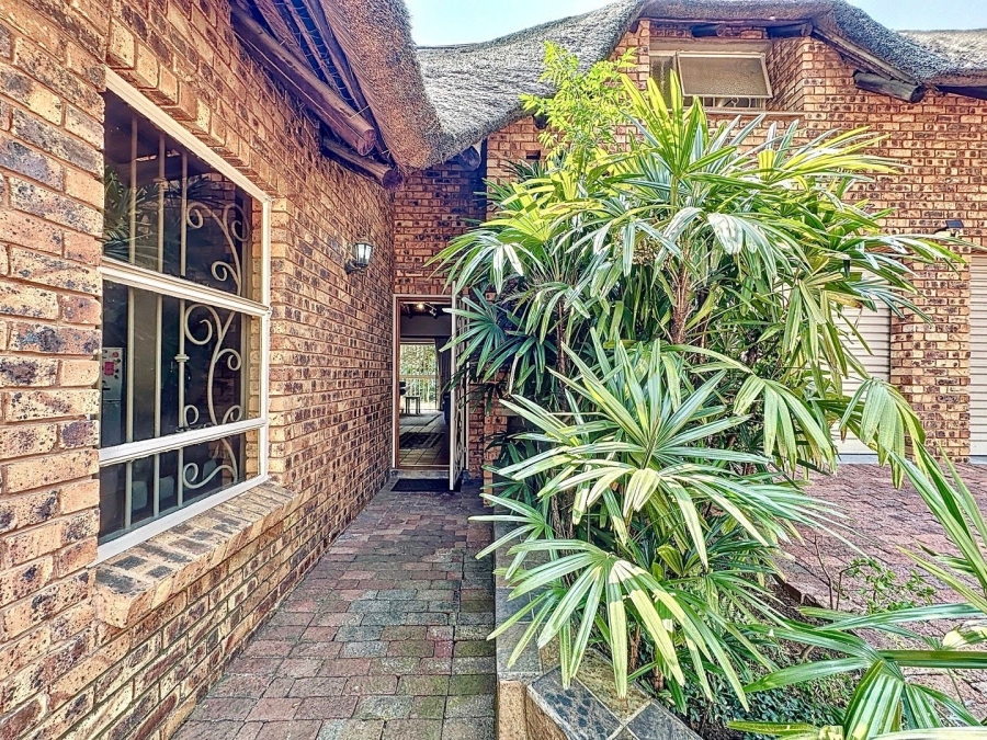 5 Bedroom Property for Sale in Faerie Glen Gauteng