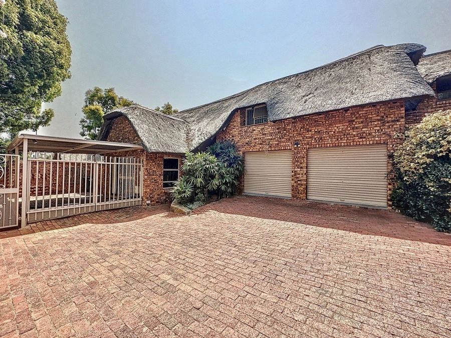 5 Bedroom Property for Sale in Faerie Glen Gauteng