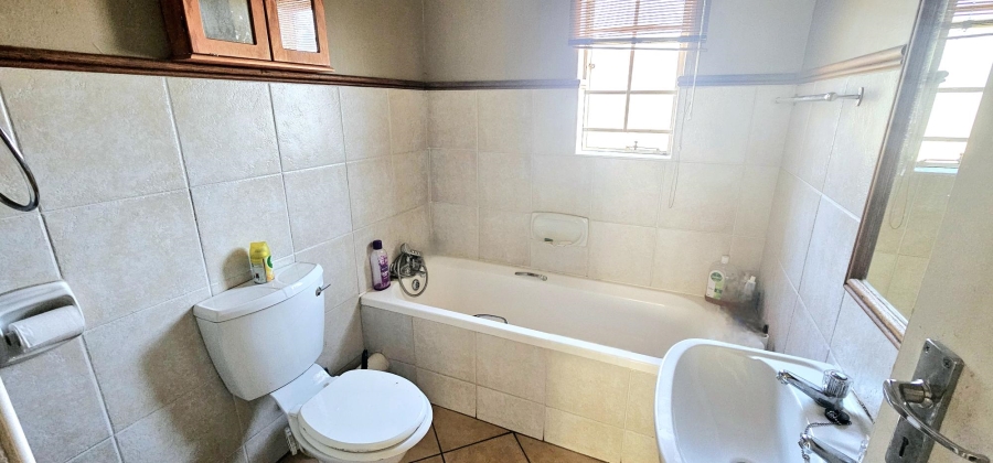 2 Bedroom Property for Sale in Die Hoewes Gauteng