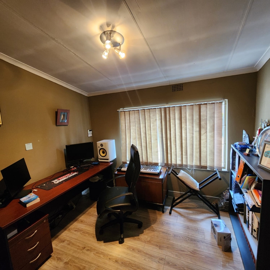 4 Bedroom Property for Sale in General Albertspark Gauteng