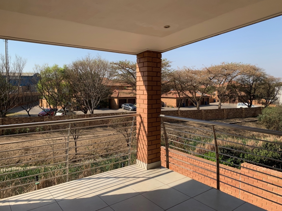 To Let 2 Bedroom Property for Rent in Six Fountains Estate Gauteng