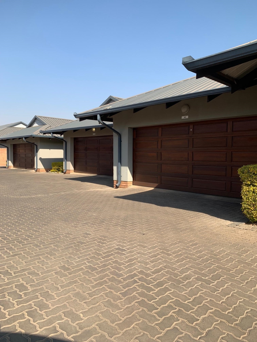 To Let 2 Bedroom Property for Rent in Six Fountains Estate Gauteng