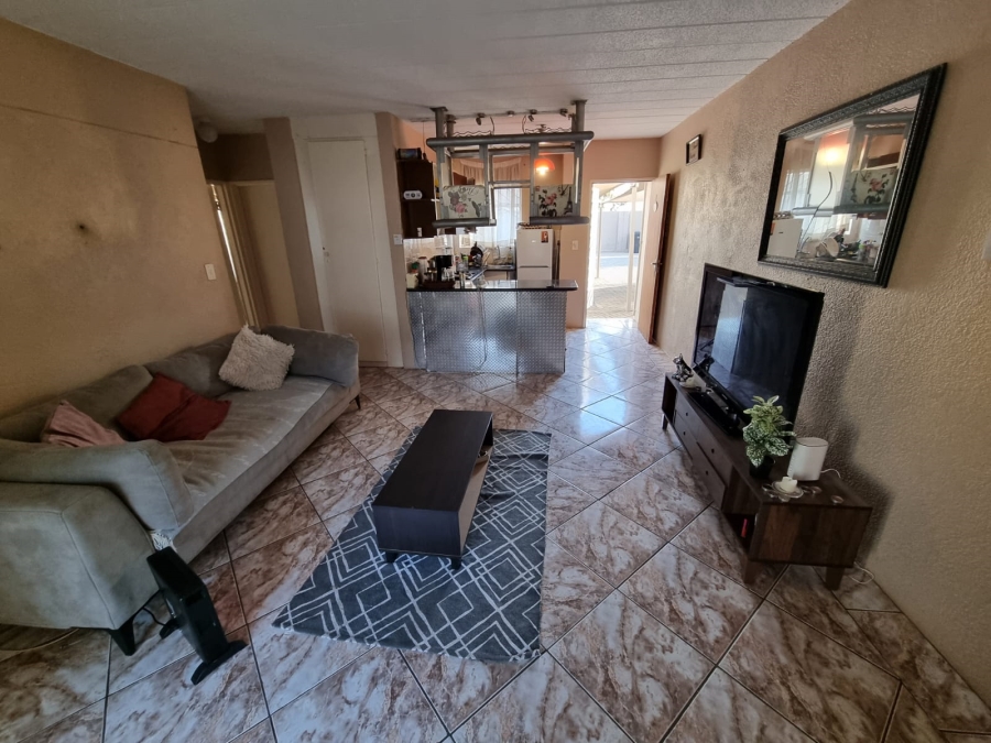 2 Bedroom Property for Sale in Linmeyer Gauteng