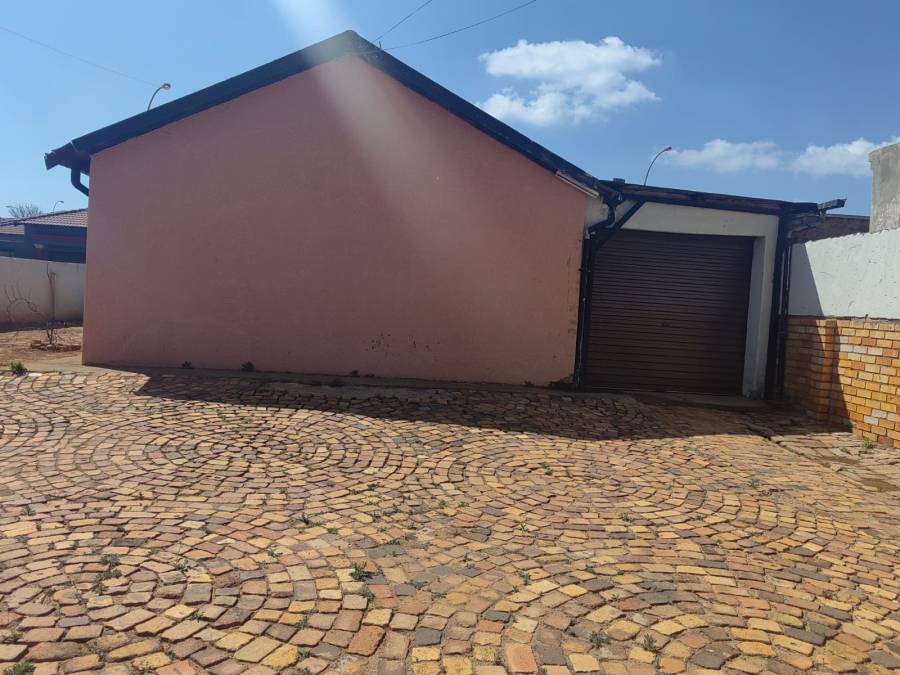 3 Bedroom Property for Sale in Lenasia South Gauteng